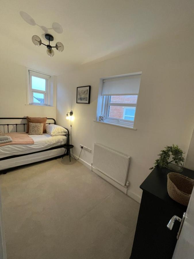 Seaview Flat With Balcony, Spacious 2 Bedroom Worthing Eksteriør bilde